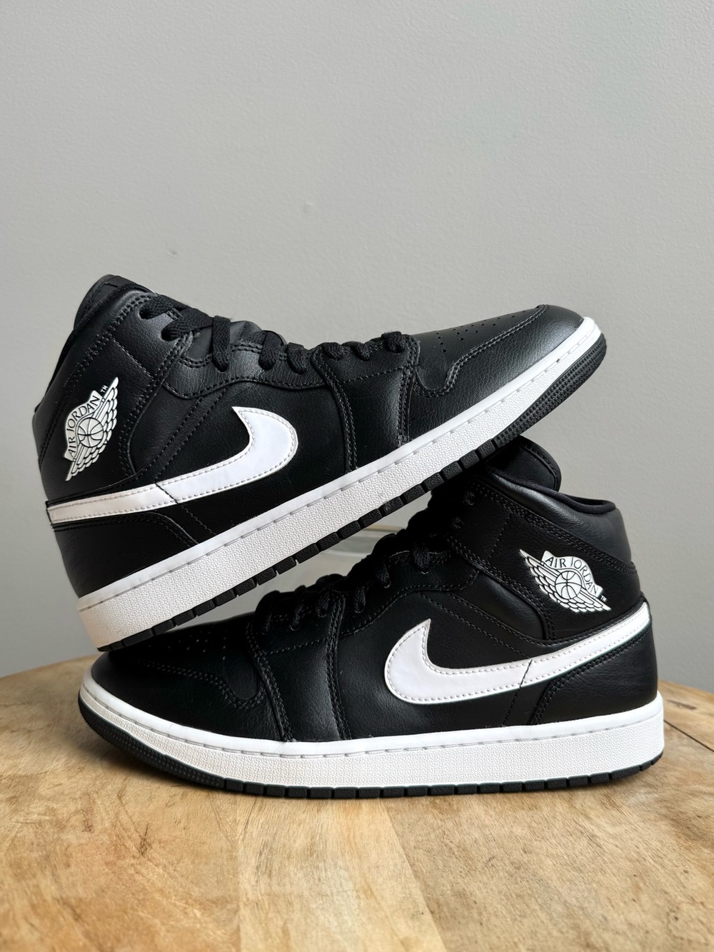 Nike Air Jordan 1 Mid White Black Panda Women’s Size 11 Sneakers DV0991-101